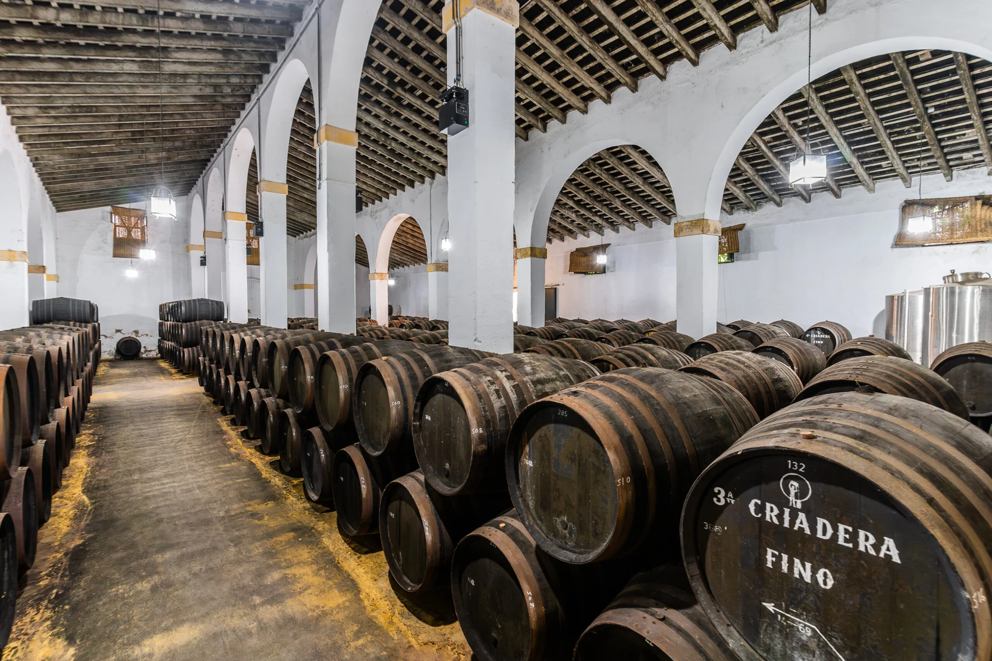 Sudy se sherry v prostorách Bodegas Tradición